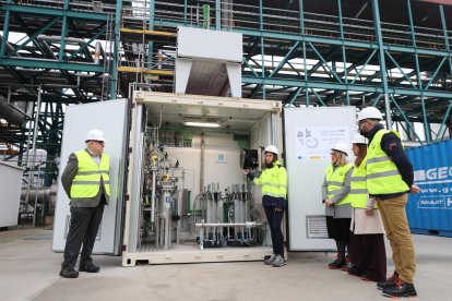 La directora del ITJ, la directora de la Ciuden, el subdelegado del Gobierno y los responsables del proyecto presentan el electrolizador con el que se ha empezado a producir hidrógeno verde en Cubillos del Sil.