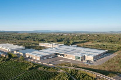 Vista aérea de la factoría de StacBond situada en Parandones (Toral de los Vados), al lado de la autovía del Noroeste, A-6.