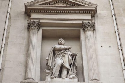 Estatua de Piteas, en la Bolsa de Marsella.