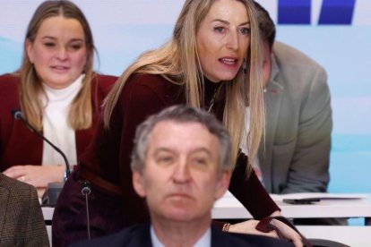 Feijóo y María Guardiola (detrás).