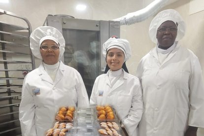 Tres monjas del convento de clausura de las MM. Concepcionistas de León en el obrador.