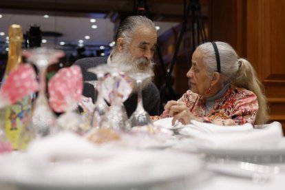 Una familia disfruta de una cena navideña.