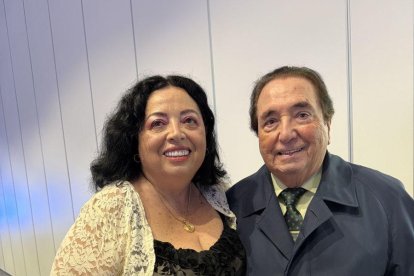La pianista y compositora leonesa Raquel del Val junto al director de orquesta español Enrique García Asensio.