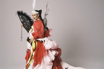 Cristina Pedroche vuelve a dar una vuelta de tuerca a su vestuario en las campanadas, con un diseños surprarreciclado con detalles de sus 11 vestidos anteriores, un diseño con el que quiere reconocer la labor que la Asociación Española Contra el Cáncer realiza hacia las personas con cáncer y sus familias.  EFE/Andrés Gar Luján/Cedidas por Cristina Pedroche -SOLO USO EDITORIAL/SOLO DISPONIBLE PA.