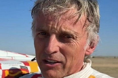 Calleja junto al vehículo que conducirá en el Dakar.