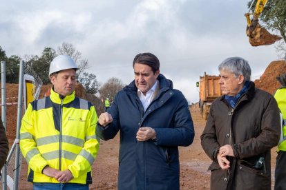 El consejero de Medio Ambiente, Vivienda y Ordenación del Territorio, Juan Carlos Suárez-Quiñones, visita las actuaciones que la Junta de Castilla y León está impulsando en el Polígono Industrial de El Bayo, en el municipio de Cubillos del Sil (León).