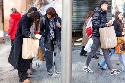 Los descuentos y los cambios de los regalos de Reyes originaron un aluvión de compradores.