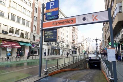 Boca del aparcamiento de Ordoño II.