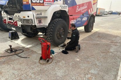 Raúl Arteaga poniendo a punto su camión en la jornada de descanso competitivo del sábado.
