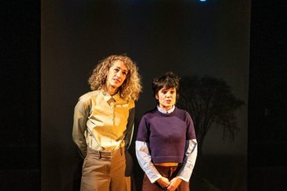 Las actrices Ana Barcia y Raquel Mirón, en un momento de su trabajo interpretativo, muy bien valorado por la crítica y público.