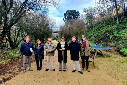 Concejales del equipo de gobierno de Ponferrada con los técnicos, esta mañana en la margen izquierda del río Sil entre los puentes García Ojeda y Ferrocarril.