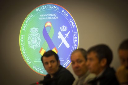 Archivo - Un cartel de la plataforma conjunta de policías y guardias civiles que reclama una jubilación digna.