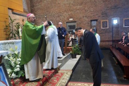 El obispo de León, Luis Ángel de las Heras, presenta la reliquia 'ex sanguine' de San Juan Pablo II.