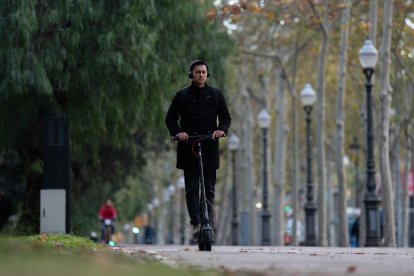Archivo - Imagen de archivo de un joven en patinete eléctrico. La nueva normativa prohíbe el uso de auriculares de música y establece obligatoriedad de usar casco de protección homologado, entre otras cuestiones.