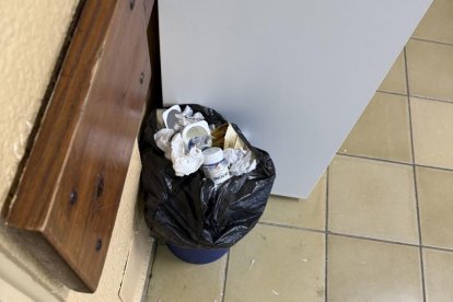 Una de las papeleras sin vaciar en el colegio.