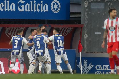 Los jugadores de la Ponferradina celebran el primer gol de Andújar.
