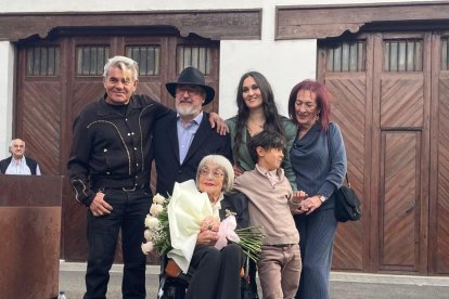 Belita Gracia, en el centro de la imagen, el día de la inauguración de la exposición, junto a Olaf Plá, Luis García, Ana Valiño y mas familiares.
