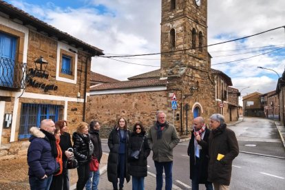 Eduardo Diego, a la derecha, ayer en Val de San Lorenzo en la visita a la ermita.