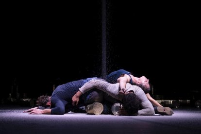 Un momento de la puesta en escena del montaje 'Latas'.