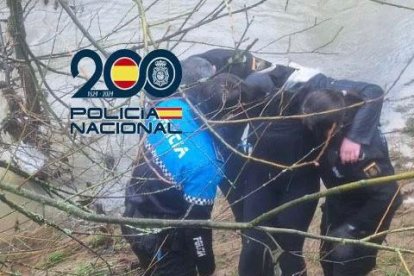 Momento del salvamento de la menor en el río Bernesga.