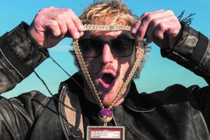 Logan Paul, con la carta de Pokémon.