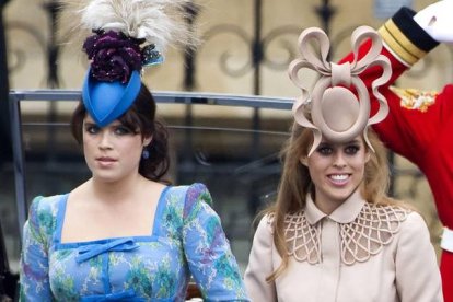 DEM06. LONDRES (REINO UNIDO), 11/05/2011.- Las princesas Eugenia (i) y Beatriz de York (d) llegan a la abadía de Westminster para el matrimonio del príncipe Guillermo y Catalina Middleton el 29 de abril de 2011 en Londres (Reino Unido). La madre de Beatriz, Sarah Ferguson, dijo en el programa de Oprah Winfrey que su hija subastará el sombrero utilizado para el matrimonio con el fin de destinar los beneficios a la UNICEF, agencia de las Naciones Unidas que trabaja en el cuidado de los niños. EFE/Ian Langsdon