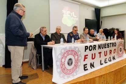 Fernández, Álvarez, Rodríguez, Ruiz, Martínez, Suárez y Gonzalo con Rodríguez durante el debate en La Virgen.