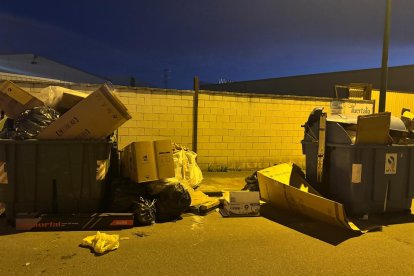 Basura amontonada en el polígono de Trobajo del Camino