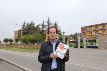 Agustín Molleda, en una foto de archivo, con el libro en el que desveló abusos en San Cayetano.