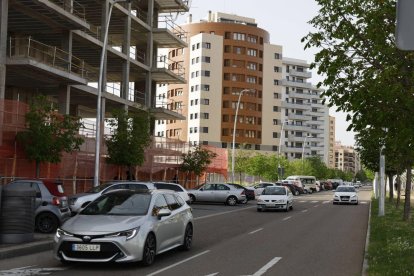 Vista de la avenida José Aguado al sur de La Lastra.  Zonas de aparcamiento en la avenida central.