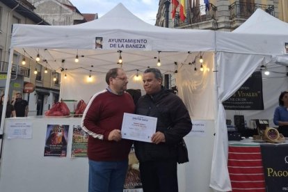 El alcalde entrega el premio de la tapa.