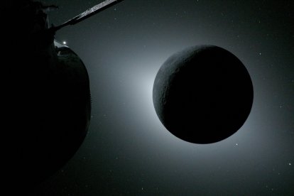 La Luna se coloca delante del Sol durante un eclipse en una foto tomada por Artemis II.