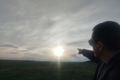 Saúl Blanco muesta el Sol en la calle Luceana, en Cantamilanos.