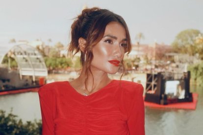La influencer Iera González luce un diseño del atelier Silvia Fernández en un evento de Netflix en Sevilla.