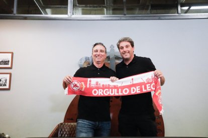 Jandro Castro y Asier Goiria posan sonrientes con la bufanda de la Cultural, imaginando un futuro brillante juntos.