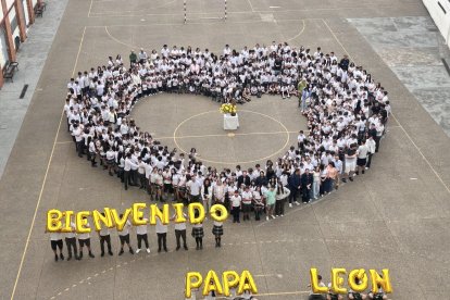 El corazón de la familia agustiniana formado como bienvenida al Papa en el Colegio San José Agustinas Misioneras de León.
