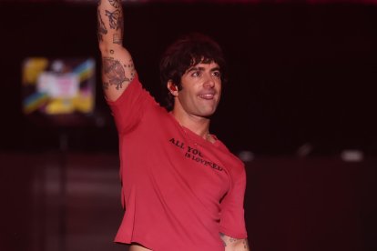 MADRID, 10/04/2026.- El cantante Álvaro de Luna actúa este viernes durante el concierto LOS40 Primavera Pop que se celebra en Madrid. EFE/ Kiko Huesca