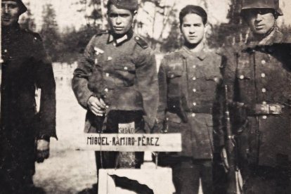 ARCHIVO DE LUIS ROBLES Tumba de Miguel Ramiro Pérez situada en el Cementerio de Sluzk. El divisionario que aparece detrás de la cruz era su cuñado Alfonso Ruiz Chico