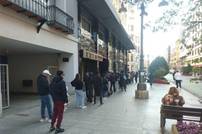 Cola de migrantes por el proceso de regularización en León