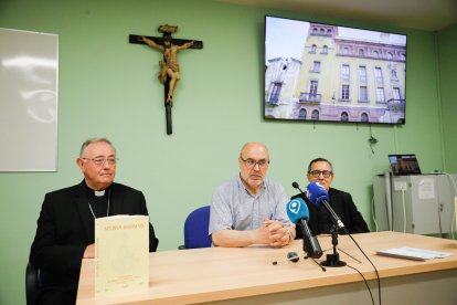 El obispo de León, Luis Ángel de las Heras, Florentino Alonso, director del Istal y Javier Gay, administrador diocesano de Astorga.