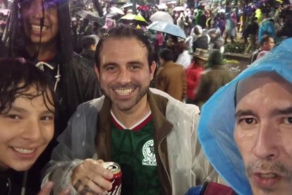 Aficionados mexicanos festejan por las calles pese al chaparrón.