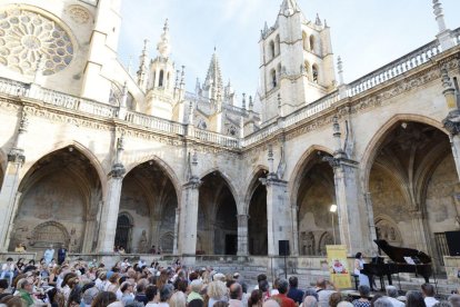 Lleno en la Catedral en la primera sesión de ‘Poemas en el Claustro’ con Sol Gómez Arteaga y Raquel del Val.