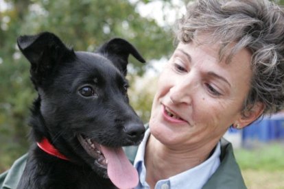 Carmen Caríssimo con uno de sus queridos perros.