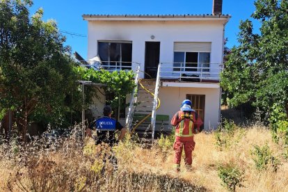 Vivienda donde fue rescatado un hombre tras producirse un incendio en su interior.