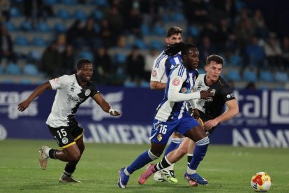 Chibozo persigue a Frimpong en el duelo del mes de marzo entre Deportiva y Unionistas.