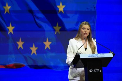 La infanta Sofía pronuncia su primer discurso oficial en público con motivo de la entrega de la primera edición de las ayudas Docentes Referentes de la Fundación Ibercaja, celebrada este miércoles en Zaragoza. EFE/ Javier Cebollada.