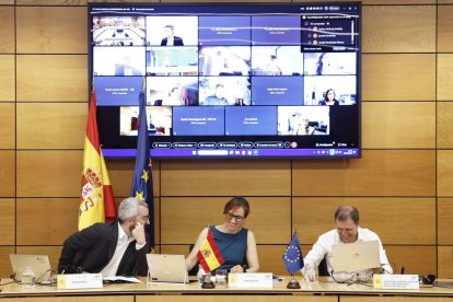 La ministra de Sanidad, en el centro, ante de que comenzara el consejo interterritorial.