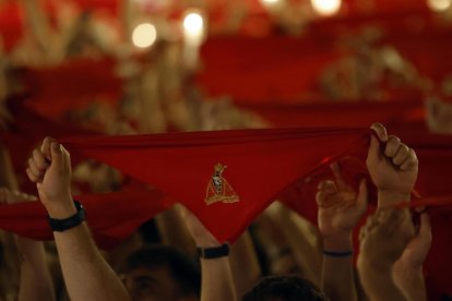 Pamplona se despide de las fiestas de San Fermín entonando el "Pobre de mí". EFE/ Jesus Diges.