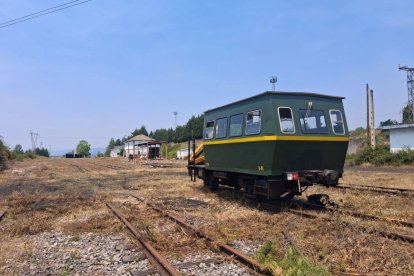 La dresina de Ferrocarril del Valle de Sil a su llegada a Cubillos.