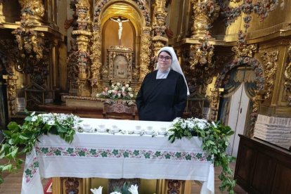 La novicia Sor Helena García Huerta en el altar del Monasterio benedictino Santa Cruz de Sahagún, donde ejerce como monja.  Sor Helena celebra su imposición de hábitos mientras la abadesa le reza una oración.